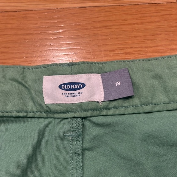 NWT Old Navy women’s green shorts size 18 . - Picture 2 of 8